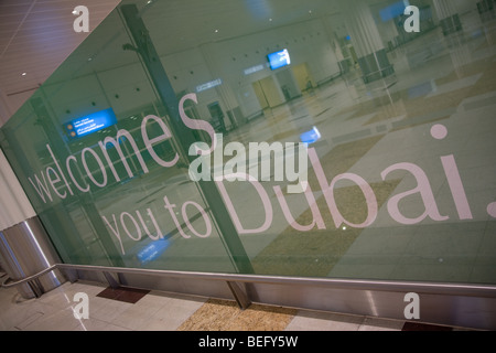 Willkommen bei Dubai Zeichen Dubai Flughafen-Ankunftshalle Stockfoto