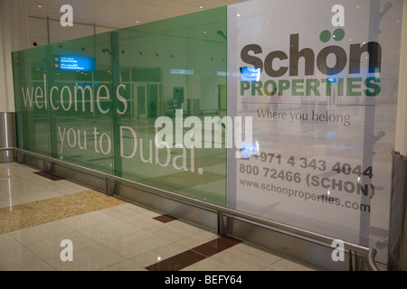 Willkommen bei Dubai Zeichen Dubai Flughafen-Ankunftshalle Stockfoto
