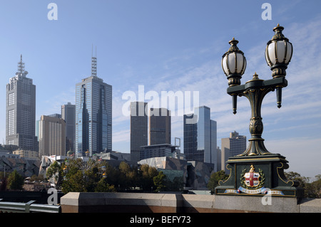 Gusseisen-Lampe und Wappen auf Prinzen Brücke über den Fluss Yarra Melbourne Australien mit Hochhäusern Stockfoto