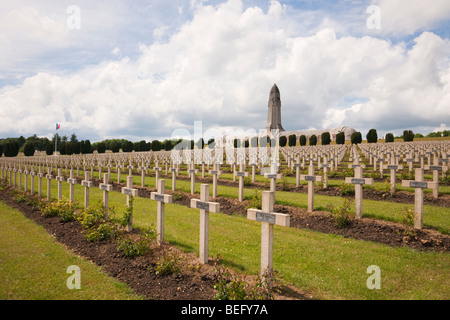 Douaumont Verdun Lothringen Frankreich. Gräber an der nationalen französischen Soldatenfriedhof und Beinhaus Ossuaire de Douaumont für WW1 Schlacht Stockfoto