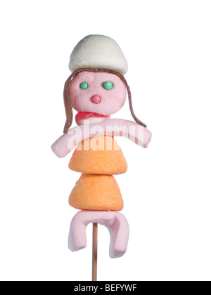 Eine weibliche Figur aus Bonbons am Stiel gemacht, vor einem weißen Hintergrund. Stockfoto