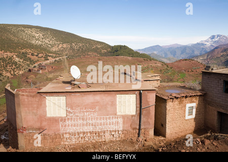 Sidi Faress Marokko traditionelle remote Berber Dorf Berghaus im hohen Atlas-Gebirge mit Satellitenschüssel auf dem Dach Stockfoto