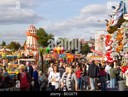 Viele Menschen an einem sonnigen Nachmittag auf der Goose Fair in Nottingham, Nottinghamshire, England UK Stockfoto