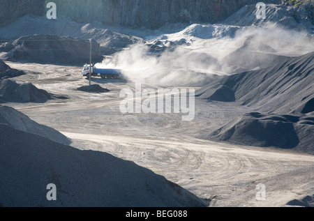 Lkw Transport von Kies auf dem Boden einer rock Steinbruch, Finnland Stockfoto