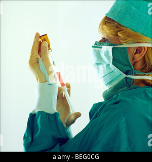 OP-Krankenschwester eine Spritze für die Injektion vorbereitet Stockfoto