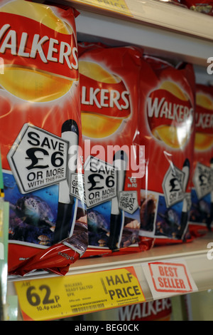 Chips zum halben Preis in einem Supermarkt gefördert Stockfoto