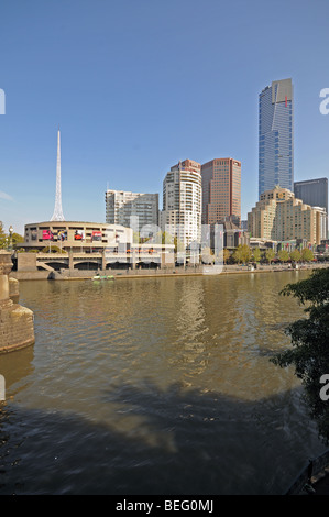Yarra River Southbank Promenade Wolkenkratzer Hochhäuser gesehen von Princes Bridge Melbourne Australien Stockfoto