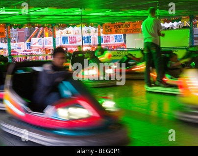 Menschen auf den Autoscootern auf der Goose Fair in Nottingham, Nottinghamshire, England UK Stockfoto