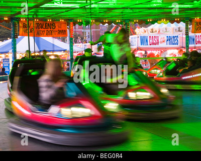 Menschen auf den Autoscootern auf der Goose Fair in Nottingham, Nottinghamshire, England UK Stockfoto