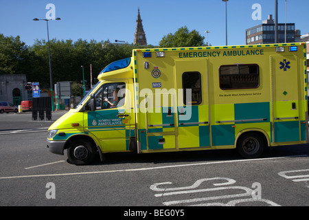 North West Ambulance Service Rettungswagen mit Geschwindigkeit auf der Straße in Liverpool City Centre Merseyside England Großbritannien Stockfoto