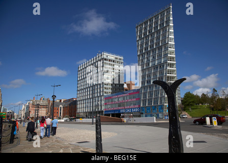 National Cycle Route Netzwerk 56 Wegweiser vor modernen Wohnung und Bürogebäude in Liverpool ein liverpool Stockfoto