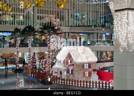 Weihnachtsschmuck in der Lobby des Hotels Regal am Hong Kong International Airport. Stockfoto