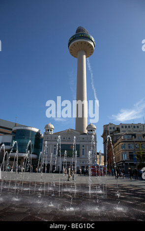 Brunnen Wasser Display in Williamson quadratisch mit der Playhouse und Radio City Tower im Hintergrund im Stadtzentrum von liverpool Stockfoto