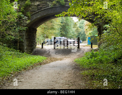 Blick entlang des Tissington Trail in Richtung Parkplatz in Tissington Dorf, Derbyshire England UK Stockfoto