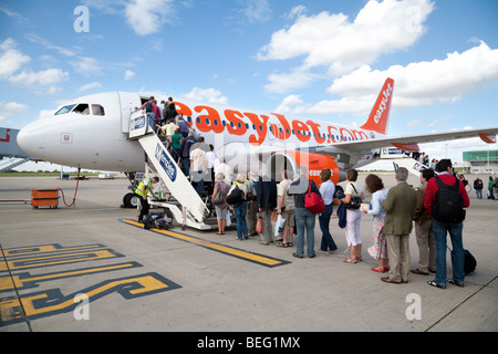 Passagiere, die ein Easyjet Flugzeug am Flughafen Stansted, UK Stockfoto