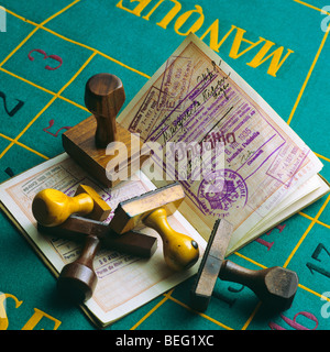 Französischer Vintage-Reisepass mit 1935 deutschen Visa und Gummistempeln auf Casino Roulette Tuch Stockfoto