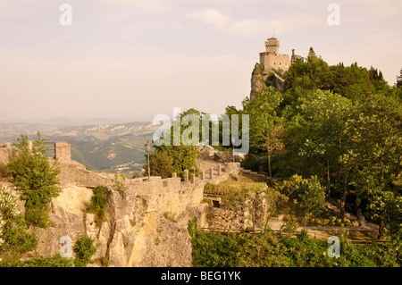 Cesta Titano Schloss in San Marino bei Sonnenuntergang Stockfoto