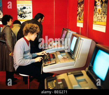 1980er Computer-playstations-Ausstellung, Teenager, der Videospiele auf einem Videospielautomaten spielt, Frankreich, Europa Stockfoto