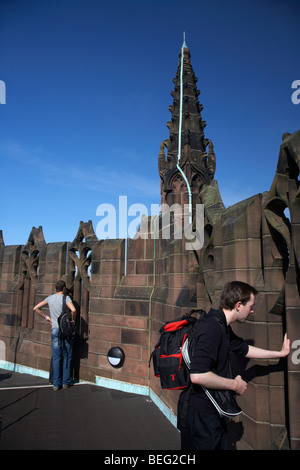 Touristen auf der Suche nach unten aus dem vestey Tower der Glockenturm von der Kathedrale Kirche von Christus Liverpool Anglican Cathedral Stockfoto