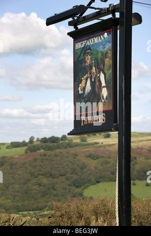 Dorf von Rainow, England. Das 17. Jahrhundert Highwayman Gastwirtschaft und Restaurant, Macclesfield unterwegs. Stockfoto
