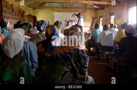 Bakonzo Gemeinde in Dorfkirche während der Messe, Ruwenzori-Gebirge, West-Uganda, Afrika Stockfoto