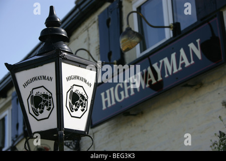 Dorf von Rainow, England. Das 17. Jahrhundert Highwayman Gastwirtschaft und Restaurant, Macclesfield unterwegs. Stockfoto