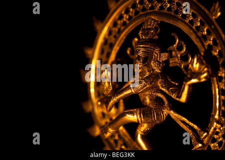 Tanzende Lord Shiva Statue, Nataraja auf schwarzem Hintergrund Stockfoto