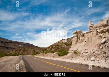 Malerische Ranch Straße 170 schlängelt sich vorbei an HooDoos im Big Bend Ranch State Park im Südwesten Texas nahe der mexikanischen Grenze. Stockfoto