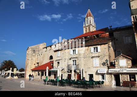 Cafe am Hafen Promenade, Trogir, Kroatien Stockfoto