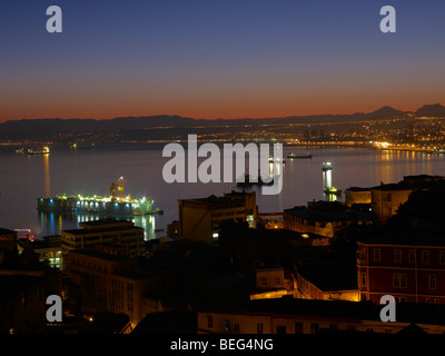 Dawn-Blick über die Bucht von Valparaiso nach Vina Del Mar mit Mount Aconcagua in der Ferne. Chile. Stockfoto