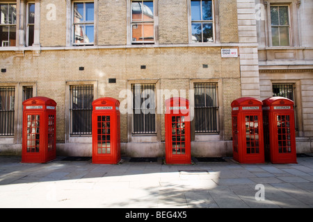 Fünf britische rote Telefonzellen in Folge in der Nähe von Covent Garden in central London, UK Stockfoto