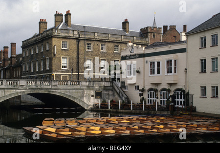 Die Anchor Pub und leeren Punting Boote, Cambridge, England Stockfoto