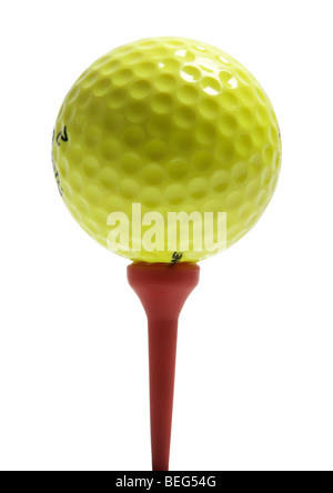 Golfball und Abschlag auf weißem Hintergrund Stockfoto