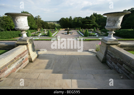 Nachlass von Tatton Park, England. Treppen von Tatton Park Mansion House, Joseph Paxton entworfen italienischen Garten. Stockfoto