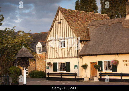 England, Cambridgeshire, Fen Drayton, drei Tuns halbe Fachwerkhaus C15th Dorfkneipe früher Guild Hall Stockfoto