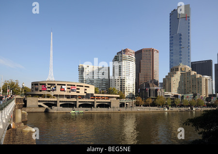 Yarra River Southbank Promenade Wolkenkratzer Hochhäuser gesehen von Princes Bridge Melbourne Australien Stockfoto