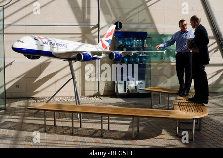 British Airways Chairman, zeigt Willie Walsh Schriftsteller Alain de Botton ihre A380-Modell bei der Firma Waterside corporate HQ Stockfoto