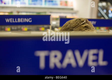 WH Smiths Reiseliteratur auf Verkauf im Abflugbereich Einkaufsmeile der Flughafen Heathrow Terminal 5. Stockfoto