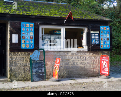 Ein Geschäft mit Erfrischungen, auf dem Parkplatz bei Tissington Dorf Derbyshire England UK Stockfoto