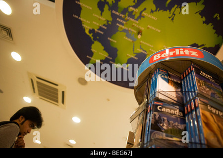 WH Smiths Berlitz Reiseliteratur auf Verkauf im Abflugbereich Einkaufsmeile der Flughafen Heathrow Terminal 5. Stockfoto