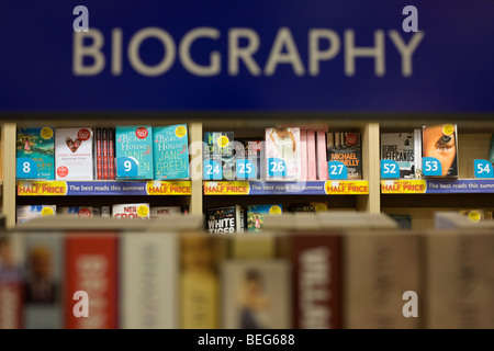 WH Smiths biografische Literatur auf Verkauf im Abflugbereich Einkaufsmeile der Flughafen Heathrow Terminal 5. Stockfoto