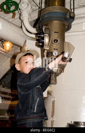 Junge, die Erkundung der S-56 u-Boot in Wladiwostok, Russland Stockfoto