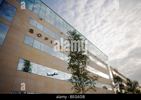 Spiegelt sich in den Fenstern der Hotelkette Sofitel, nimmt ab ein Klettern Flugzeug vom Flughafen Heathrow Terminal 5. Stockfoto