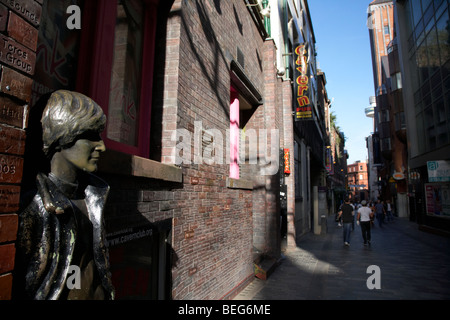 der John Lennon-Statue und Höhle Wand des Ruhmes in der Mathew Street in Liverpool Stadtzentrum Geburtsort der Beatles Merseyside Stockfoto