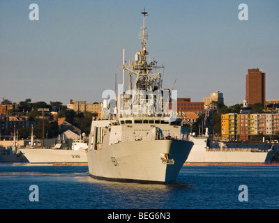 HMCS Fredericton in Halifax Hafen mit Sistership HMCS Montreal im Hintergrund. Stockfoto