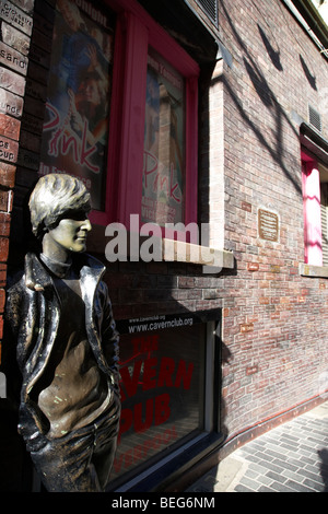 der John Lennon-Statue und Höhle Wand des Ruhmes in der Mathew Street in Liverpool Stadtzentrum Geburtsort der Beatles Merseyside Stockfoto