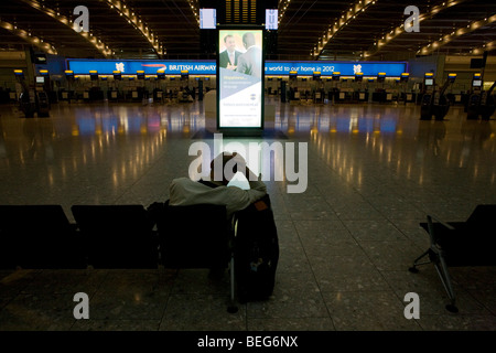 Gestrandete Passagiere erwartet nächsten Flug am Morgen von in der Nähe von leer Abfahrt Halle am Heathrow terminal 5. Stockfoto