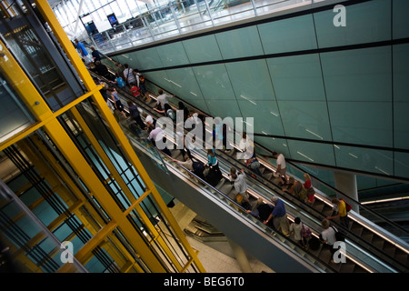 Ankommende Passagiere auf Rolltreppe und Flughafen Architektur am Heathrow Terminal 5. Stockfoto