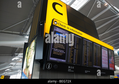 Internationaler Flug Abflug Info-Tafel bei Zone c, im oberen Bereich der Abfahrt Halle, Heathrow Terminal 5. Stockfoto