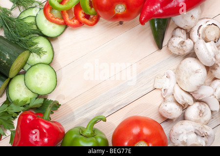 Overhead Schuss frisch geschnittenem Gemüse auf hölzernen Tischplatte mit dem leeren Raum in der Mitte für Ihren Text oder design Stockfoto